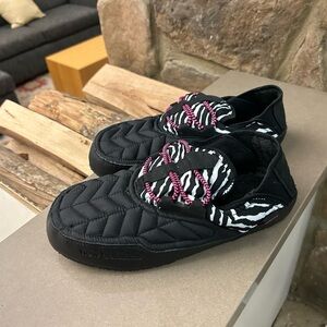 NewBalance Women's Black Quilted Slippers with Pink Accents Unisex 9 women men 8